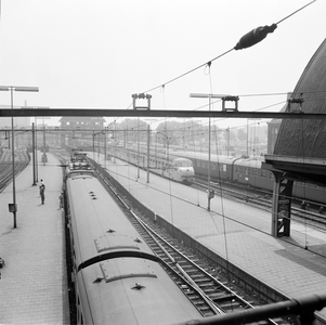881975 Gezicht op de perrons aan de oostzijde van het N.S.-station Amsterdam C.S. te Amsterdam.